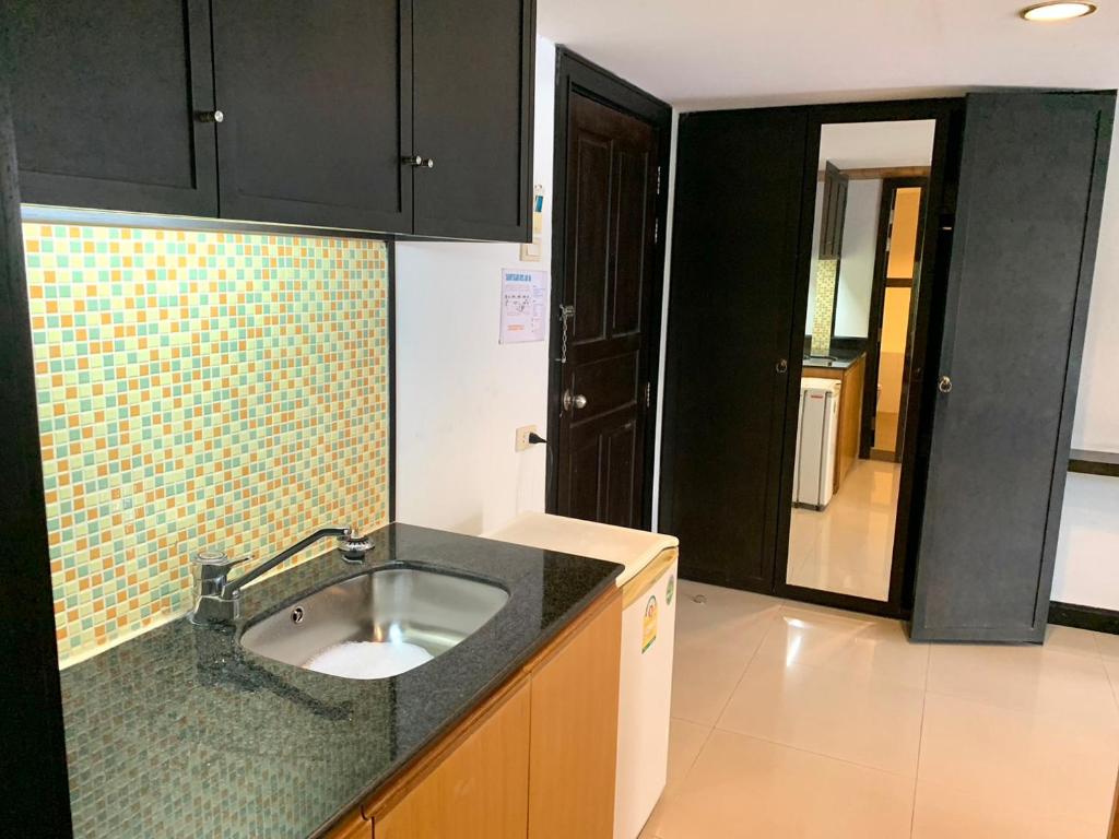 Kuchyň nebo kuchyňský kout v ubytování Tanawit Hotel Hua Hin