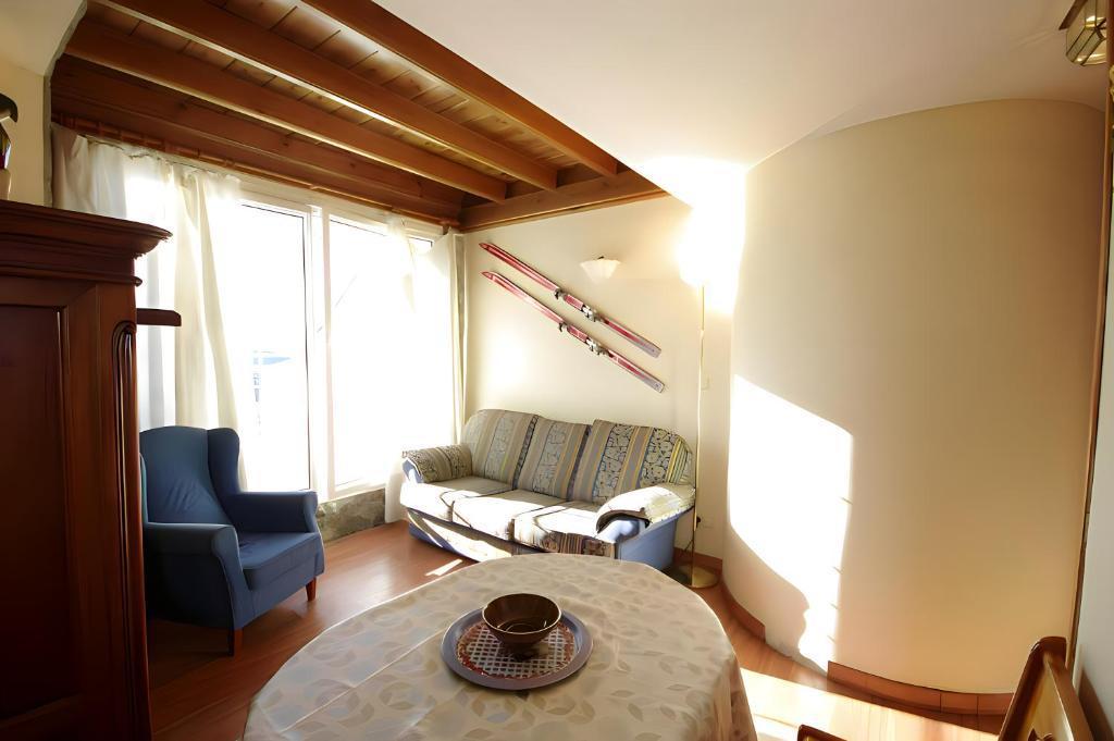 Apartment Best area of Sierra Nevada Garage في سييرا نيفادا: غرفة معيشة مع أريكة وطاولة