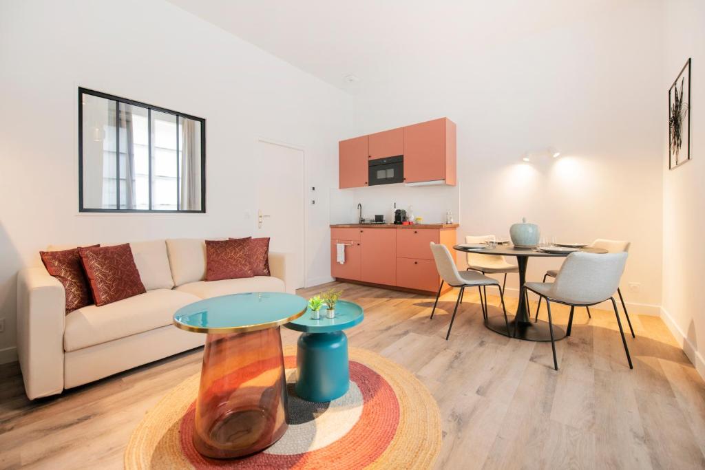 un salon avec un canapé et une table dans l'établissement Le Laurencin Sens - La Verrière - Cœur de ville, à Sens