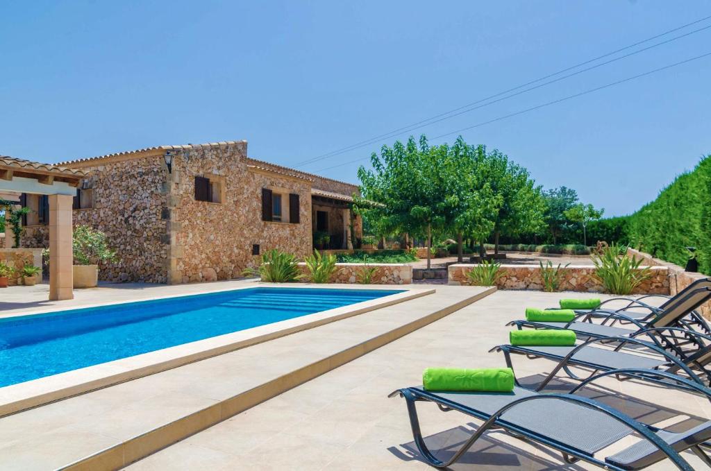 Villa con piscina y sillas de jardín en Aubadallet, en Vilafranca de Bonany