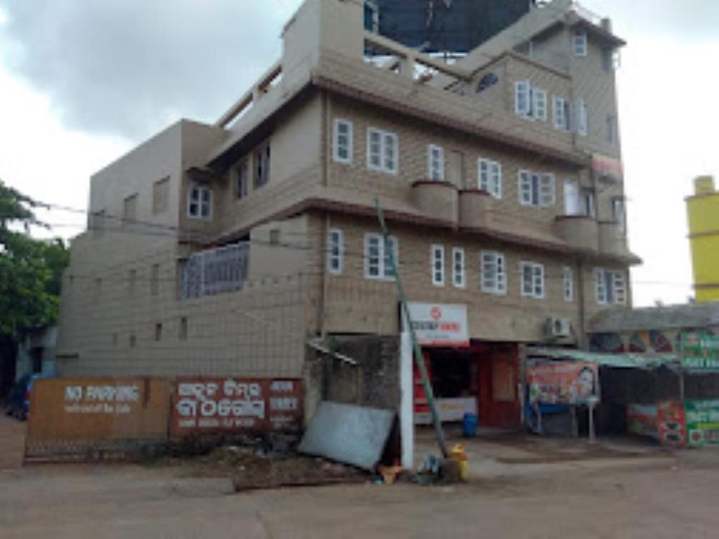 een groot gebouw wordt gebouwd op een straat bij Hotel Ashray,Bhubaneswar in Bhubaneshwar