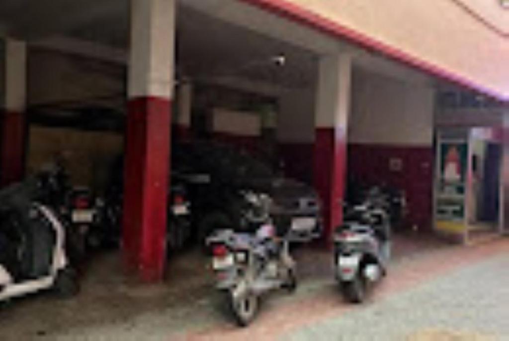 un grupo de motocicletas estacionadas en un garaje en Hotel Bhaba Laxmi,Bhubaneswar, en Bhubaneshwar