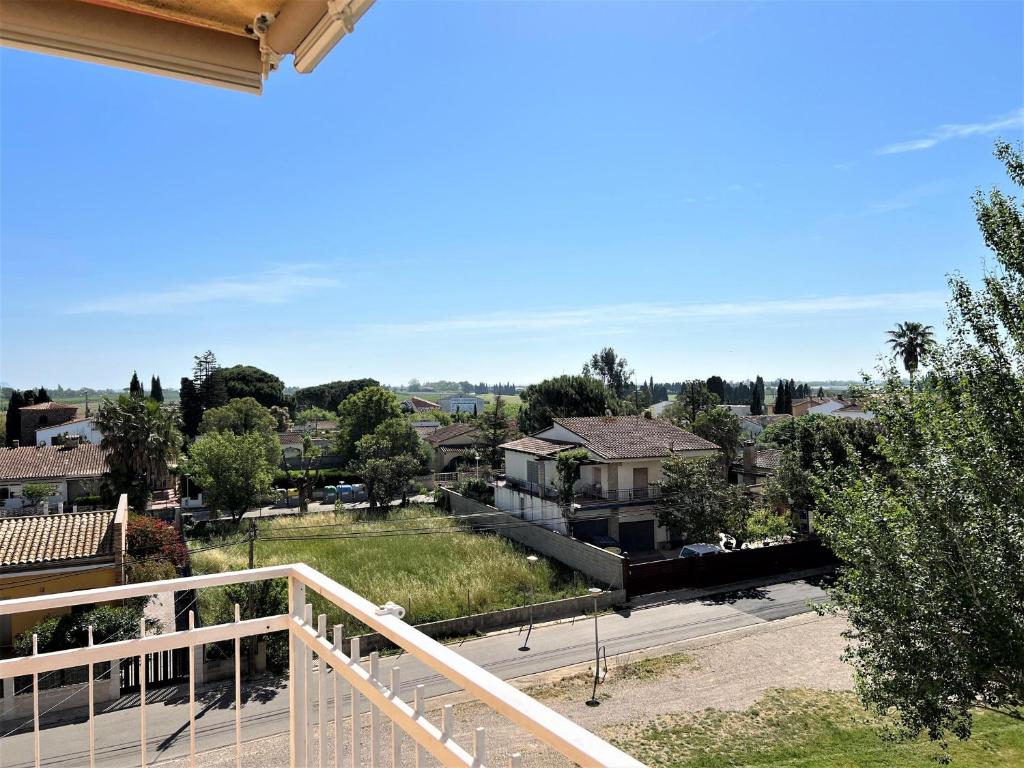 una vista desde el balcón de una casa en Apartamento Sant Pere Pescador, 2 dormitorios, 5 personas - ES-89-114, en Sant Pere Pescador