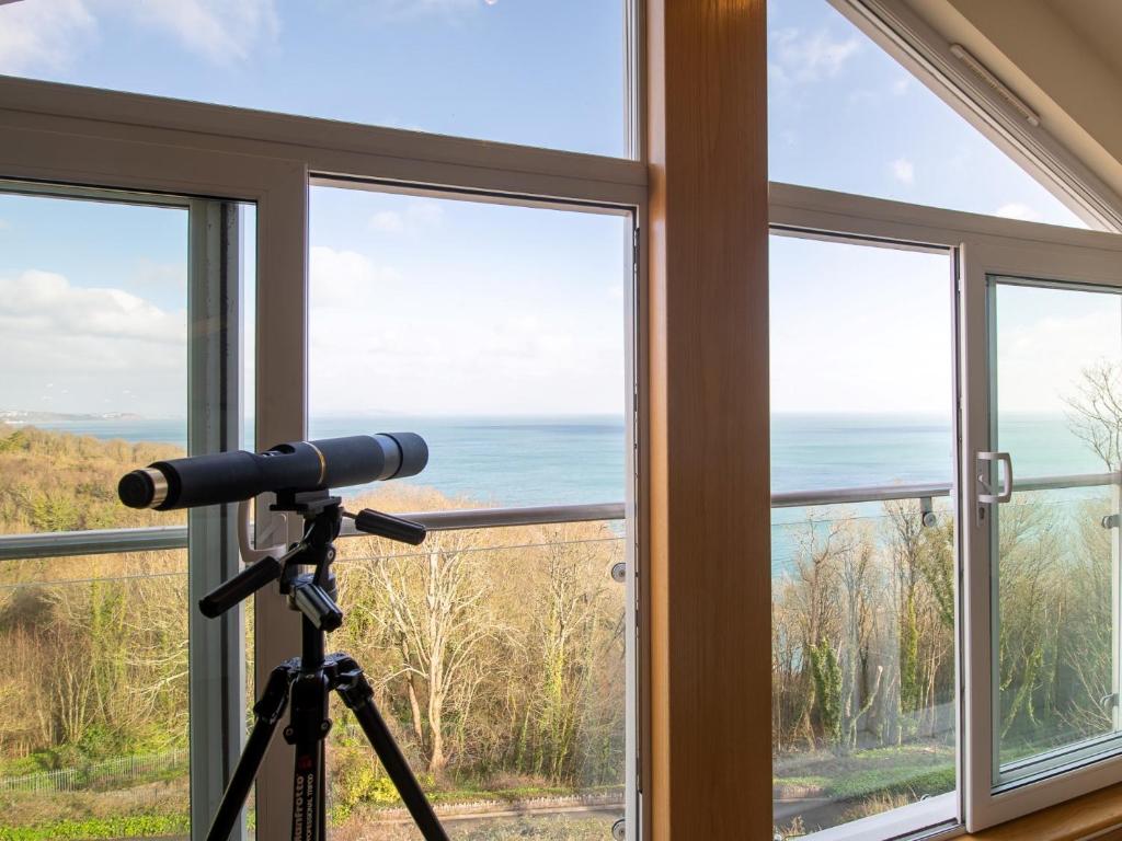 una cámara frente a una ventana con un telescopio en 2 Bed in Torquay 51143 en Torquay