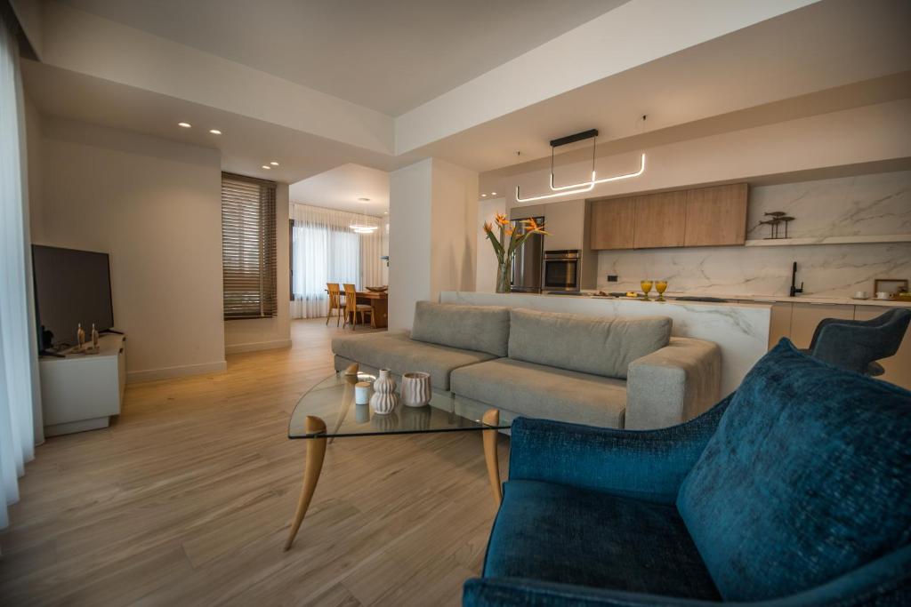 Arvacay Luxury Home في ماليا: غرفة معيشة مع أريكة وطاولة