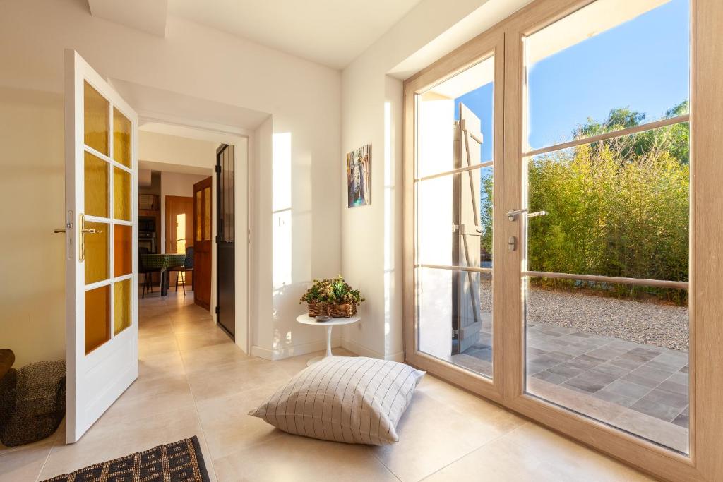Ένα ή περισσότερα κρεβάτια σε δωμάτιο στο La Petite Bastide