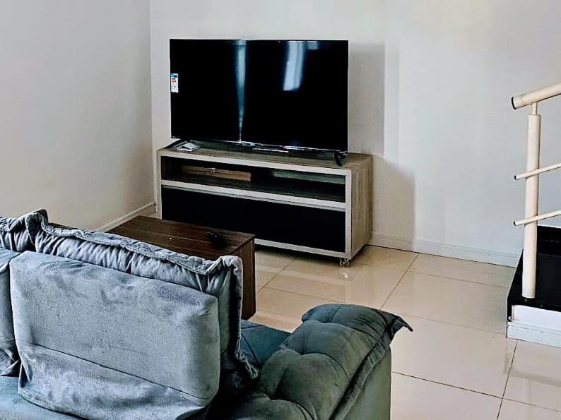 En TV eller et underholdningssystem på Apartamento a 70 metros da Praia em Porto Seguro