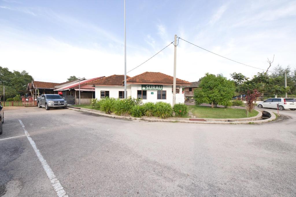 a parking lot in front of a building at OYO 90908 Noor Arfa River Chalet in Kuala Terengganu