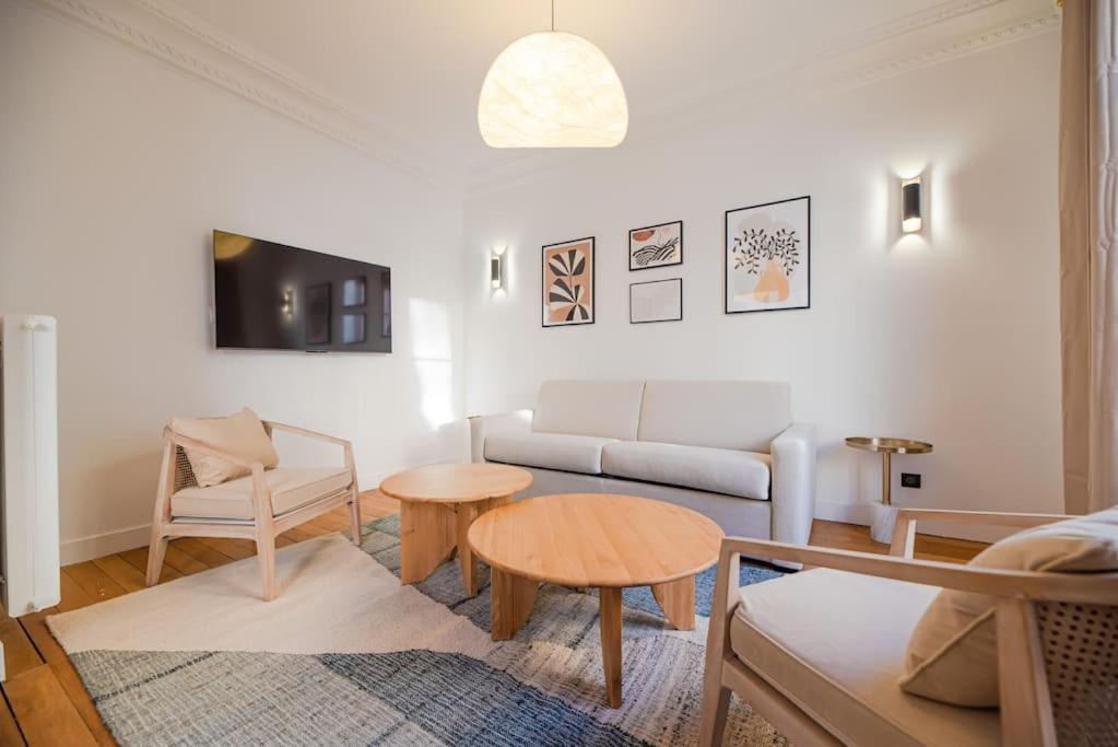 un salon avec un canapé et une table dans l'établissement Vignature REIMS - Cathédrale, à Reims