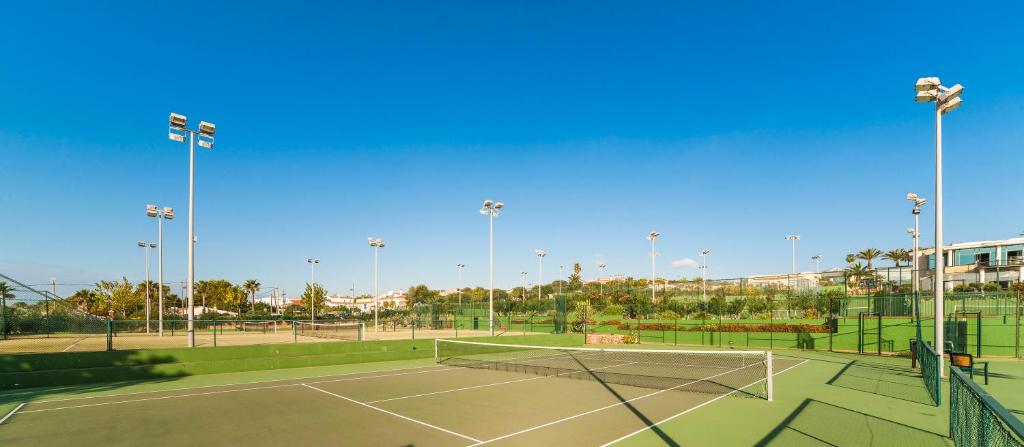 Tenis a/nebo squash v ubytování Insotel Punta Prima Resort nebo okolí