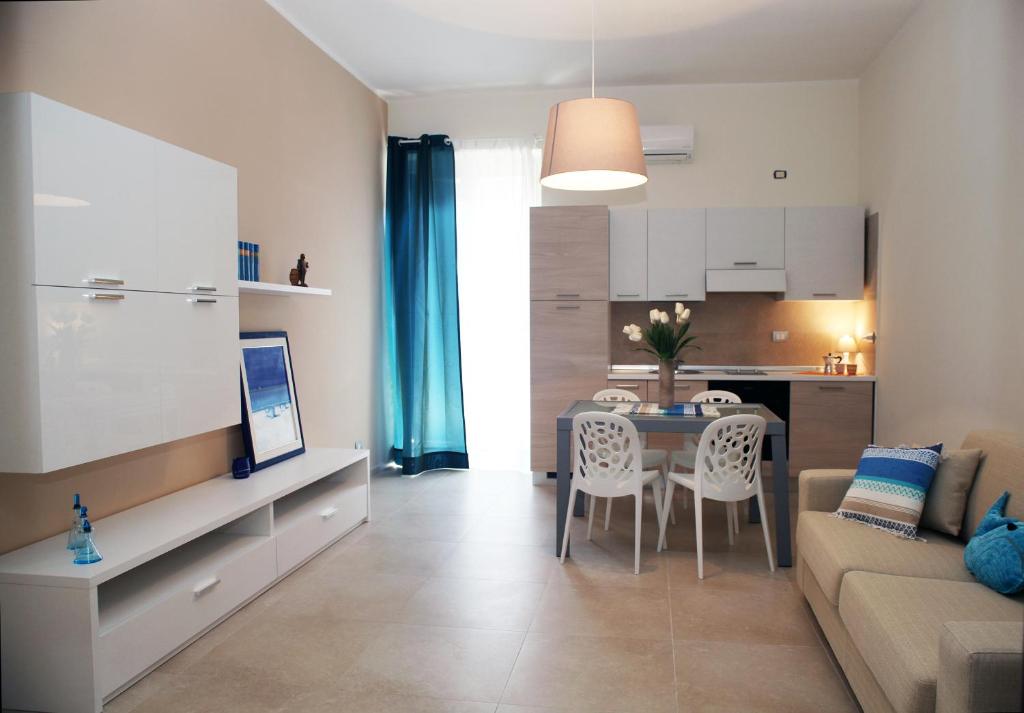 een keuken en een woonkamer met een tafel en een bank bij Apartment Corso Cavour in Bari