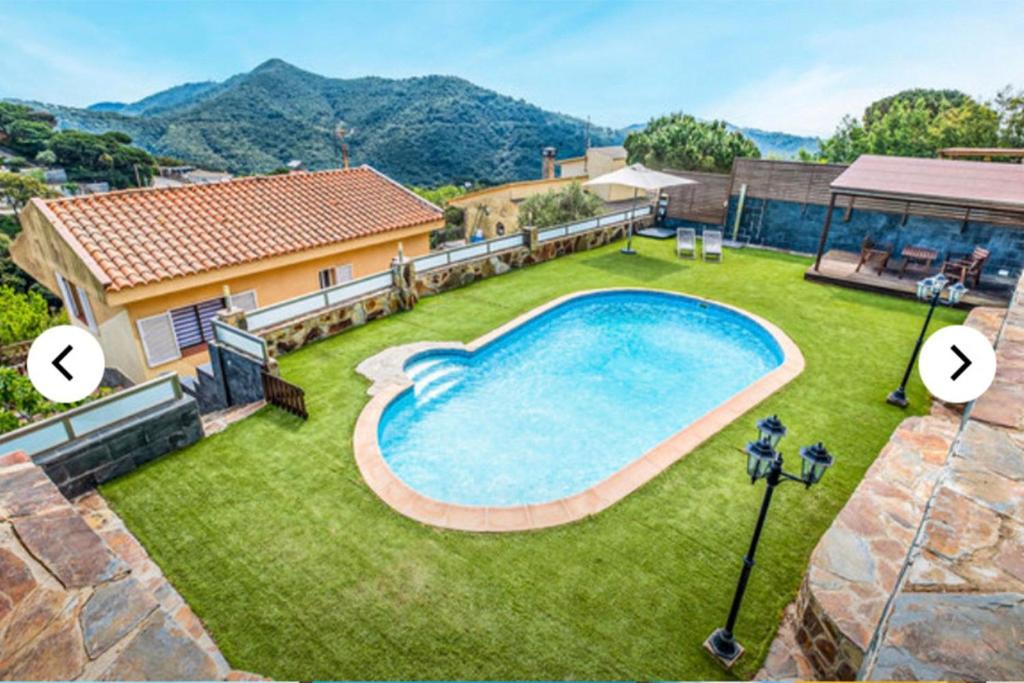 Výhled na bazén z ubytování HomeHolidaysRentals Betran - Costa Barcelona nebo okolí