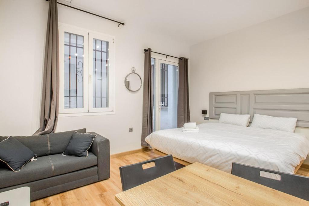 uma sala de estar com uma cama e um sofá em 1 bedroom 1 bathroom furnished - Justicia - Cozy - MintyStay em Madri