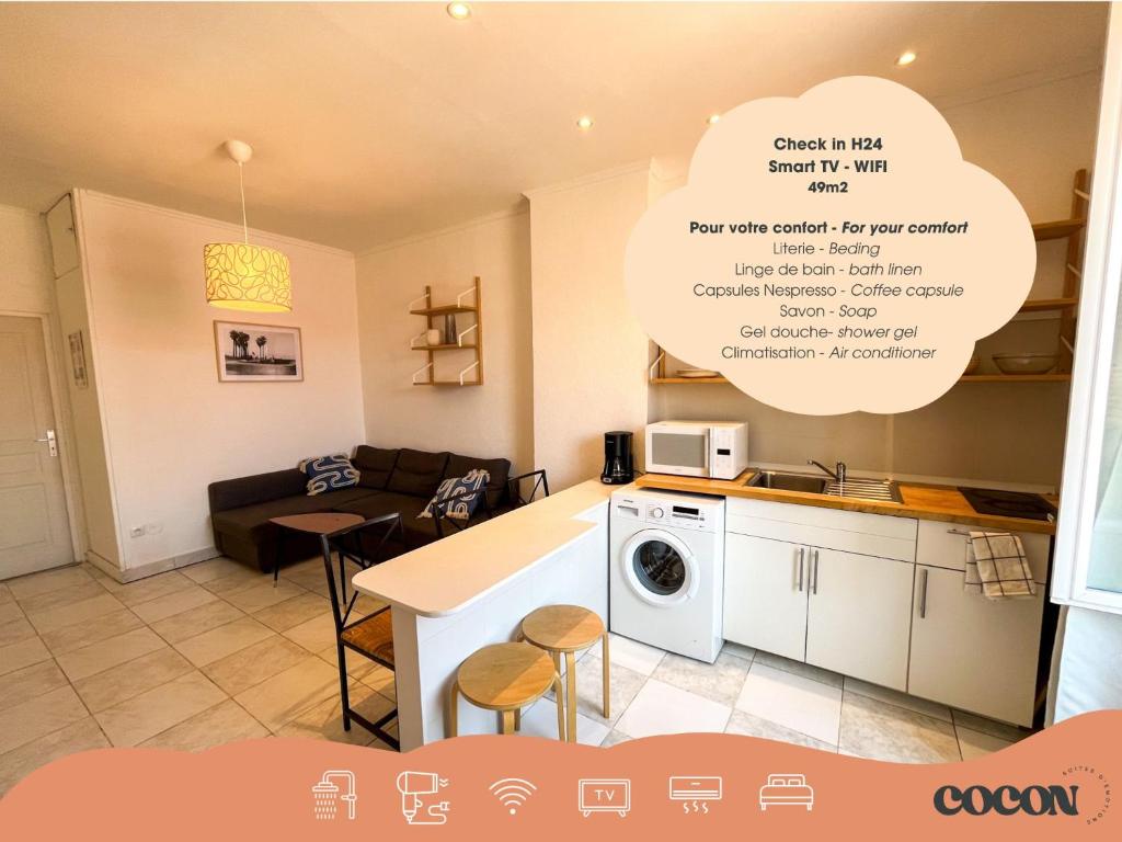 uma cozinha e sala de estar com uma placa de fogão e forno em Suite Magelan em Villeurbanne