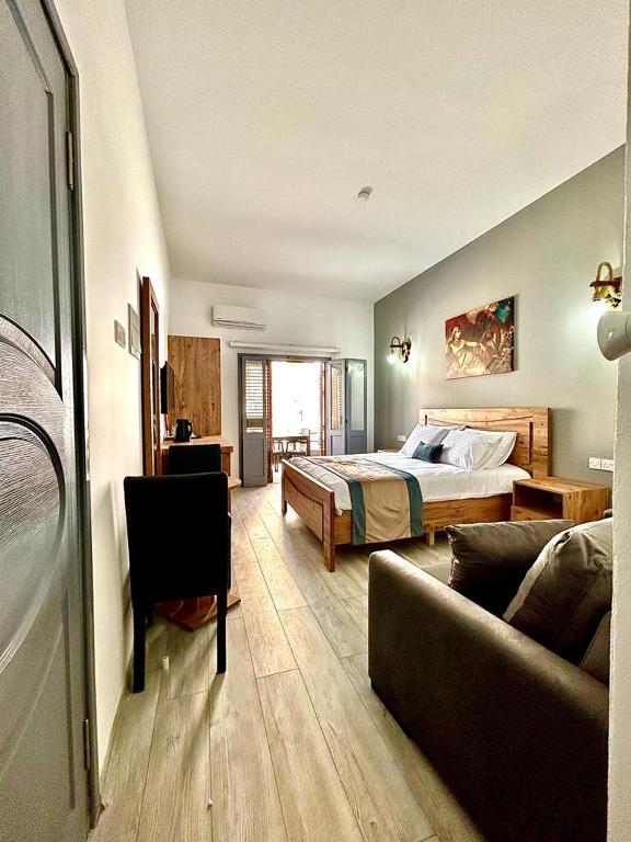 Royal Goddess Guest House, Walled City - Family Room