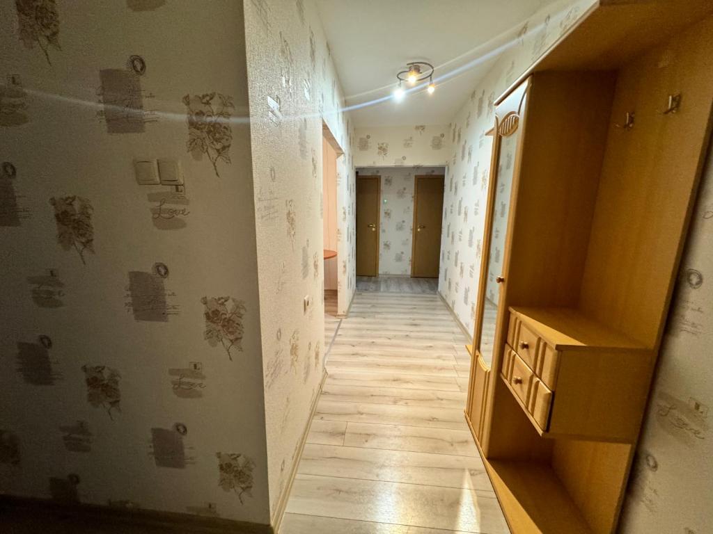 un pasillo de una habitación con un pasillo largo en Real appartments, en Visaginas