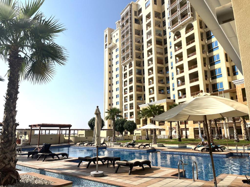 Bazén v ubytování Charming 2-Bed Apartment in Dubai nebo v jeho okolí