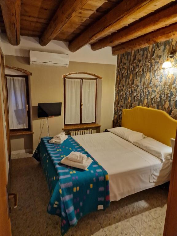 A bed or beds in a room at Locanda Al Centrale