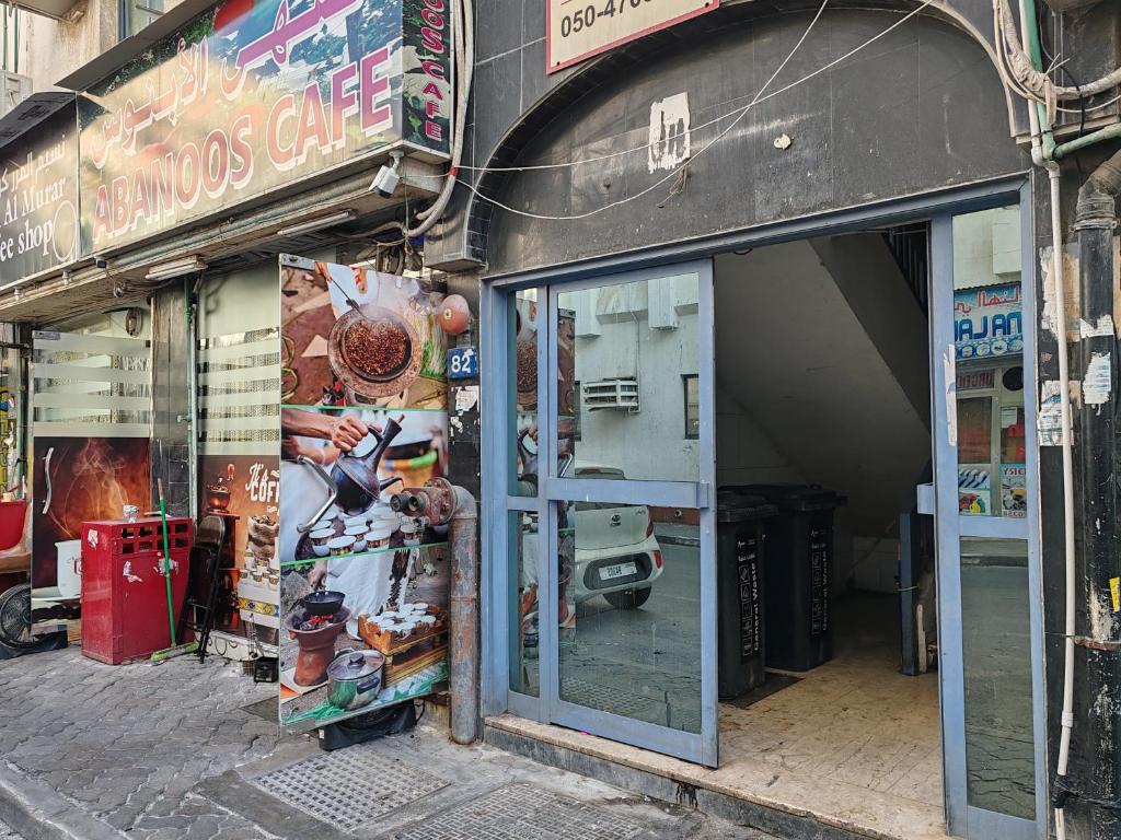 ドバイにあるQamar home rental Deiraの市通り開いたドアのある店