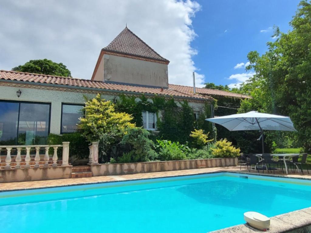 une piscine devant une maison dans l'établissement Location aux portes d'Agen - Clévacances 3 clés, à Saint-Jean-de-Thurac