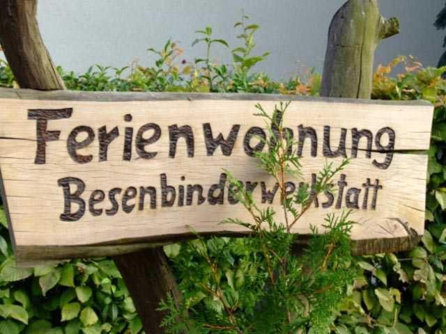 un signo de madera que lee la interpretación del principio y la inhibición en Ferienhaus Hofmann Hainrode, 