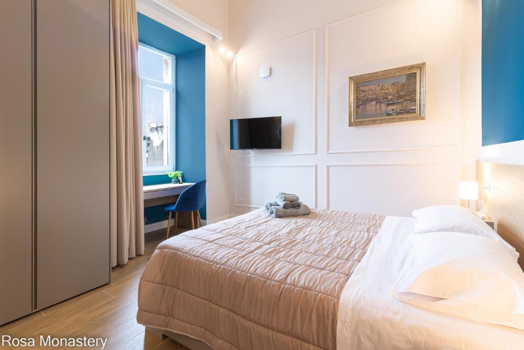 um quarto com uma cama com um urso de peluche em Rosa Monastery em Nápoles