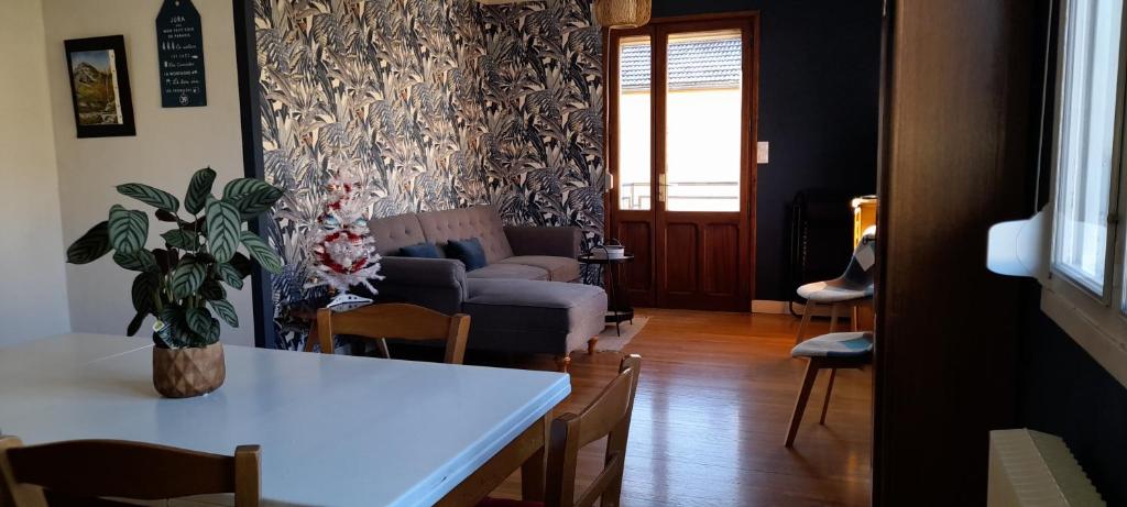 - un salon avec un canapé et une table dans l'établissement Mon gîte au Jura, à Lavans-lès-Saint-Claude