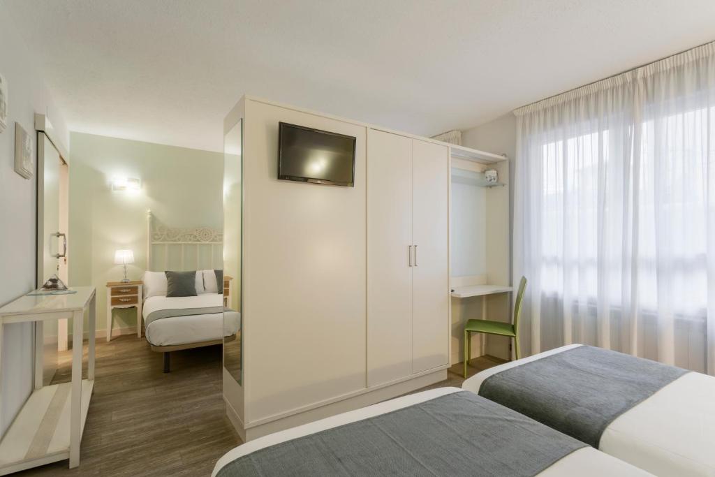 Alda Centro Zamora - Triple Room With Bathroom