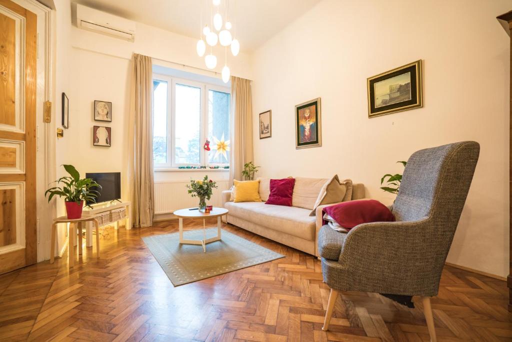 una sala de estar con un sofá y una mesa en Apartman Iris, en Zagreb