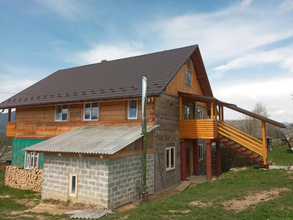 ein im Bau befindliches Haus mit einem Holz in der Unterkunft Смерека in Mykulytschyn