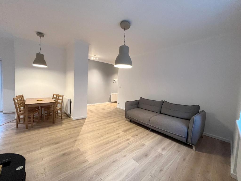 sala de estar con sofá y mesa en 24 Gdynia Centrum - Apartament mieszkanie dla 4 osób, en Gdynia