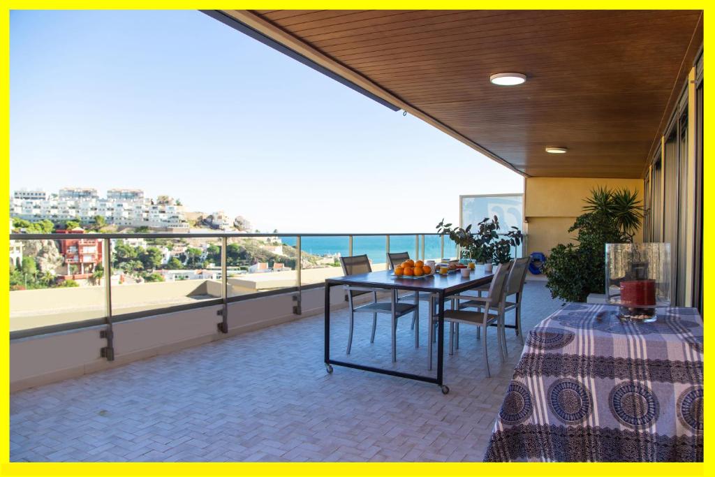 balcón con mesa y vistas al océano en Cullera Beach Apartment Cap Blanc, en Cullera
