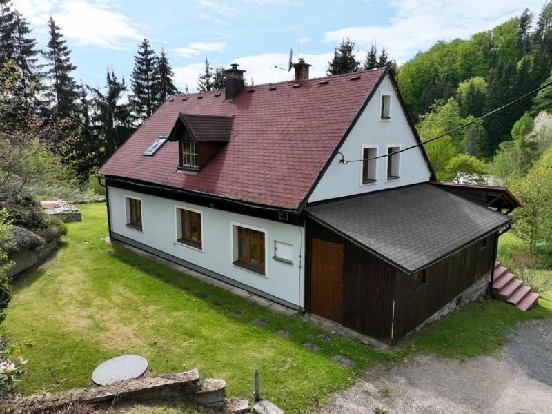 een klein wit huis met een rood dak bij Chalupa Hraběnka in Jablonec nad Nisou