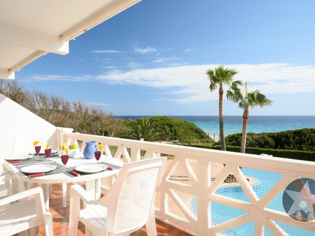 a balcony with a table and chairs and the ocean at Apartamento 5 en Primera linea de mar in Santo Tomás