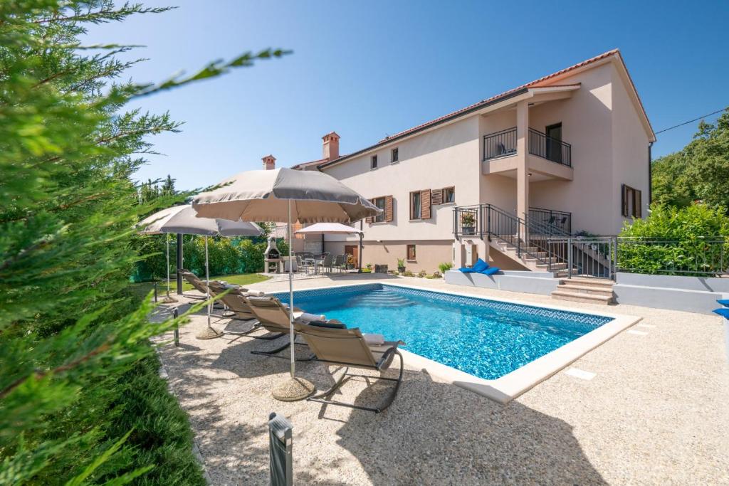 Vinež的住宿－Villa Giovanni Maria，一座带游泳池和房子的别墅