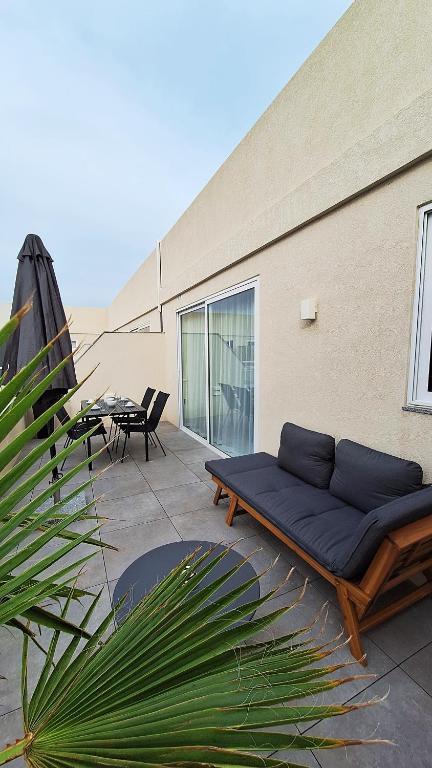 Зона вітальні в Modern & Spacious 2BR Penthouse with Terrace - Close to Qawra Beach