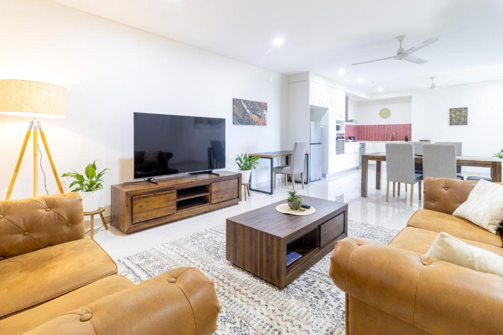 Executive Suite with Pool & Gym, 2 car parks TV 또는 엔터테인먼트 센터
