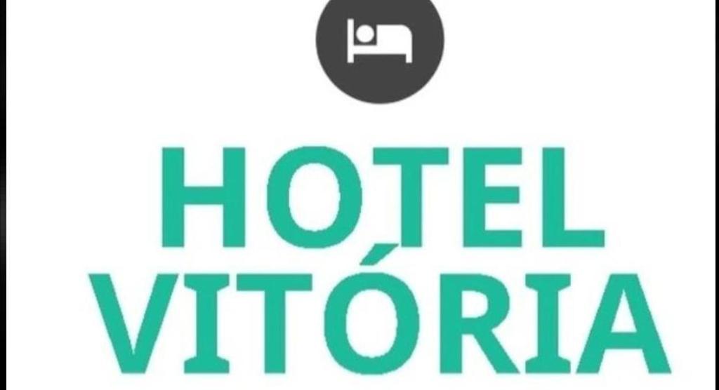 um sinal com o wordshotel viera em verde em Hotel Vitoria Andradina em Andradina