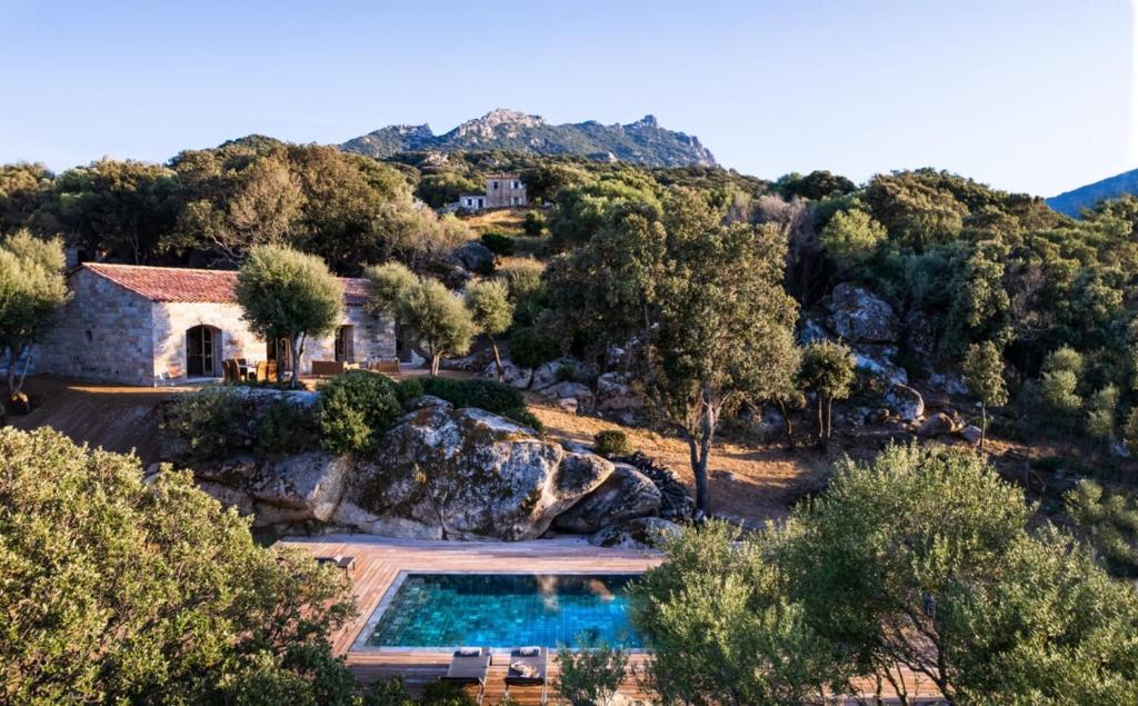 una vista aérea de una casa con piscina en Villa Occhinello, en Propriano