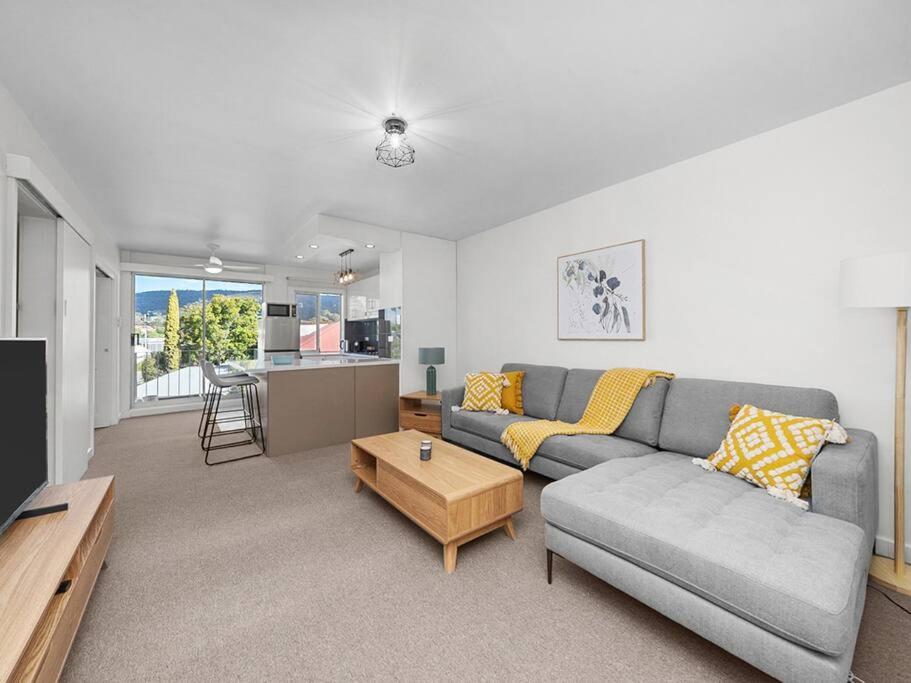 Sandy Bay apartment with Hobart river view, near UTAS stroll to cafes