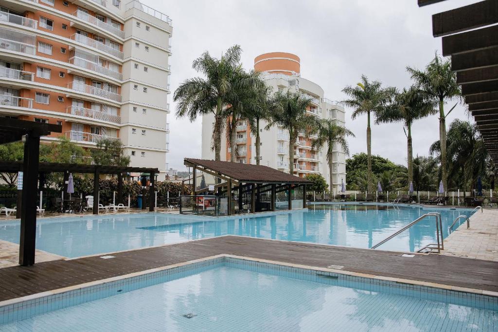 une grande piscine en face d'un bâtiment dans l'établissement Ap 3 quartos em home club - Beto Carrero/Penha, à Penha