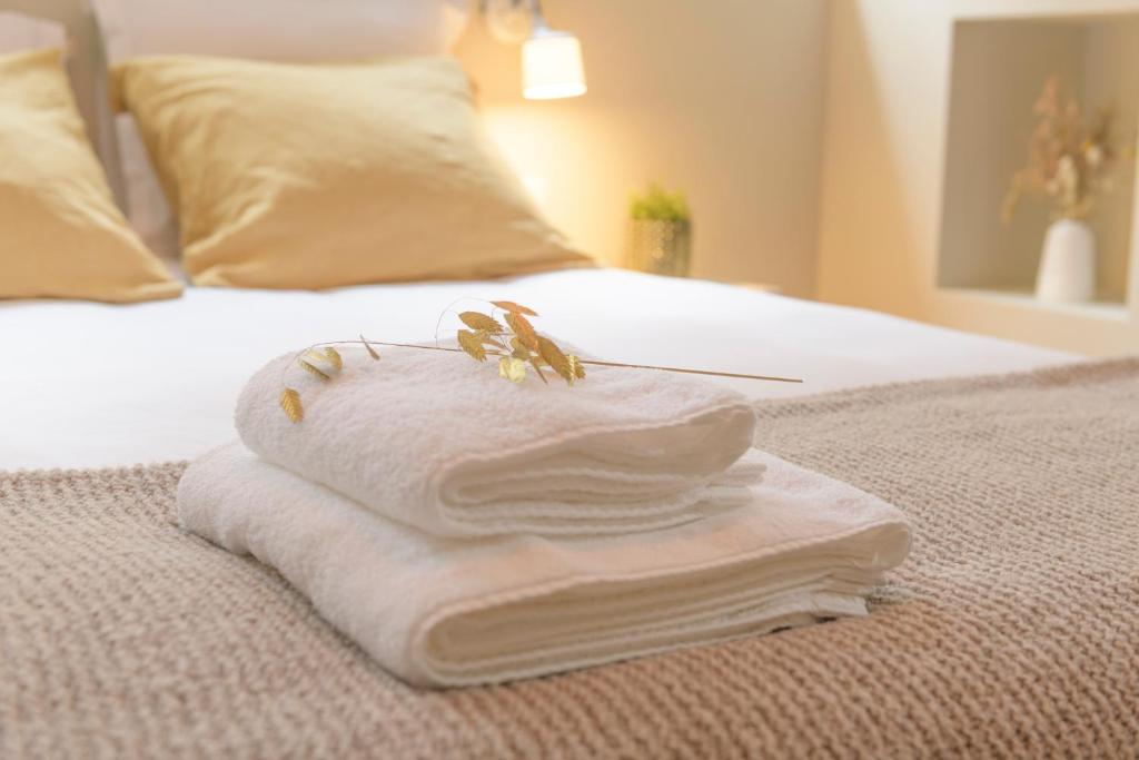una pila de toallas sentadas encima de una cama en Huishotel Bed bij Bort en Ommen