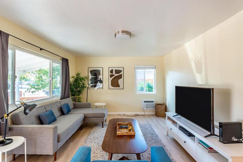 TV a/nebo společenská místnost v ubytování Santa Clara 3br w garage backyard in tech hub SFO-1530