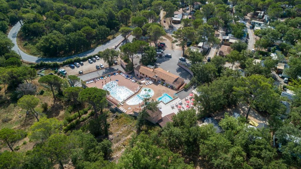 een uitzicht over het zwembad van een resort bij Camping Lou Cantaire in Fayence