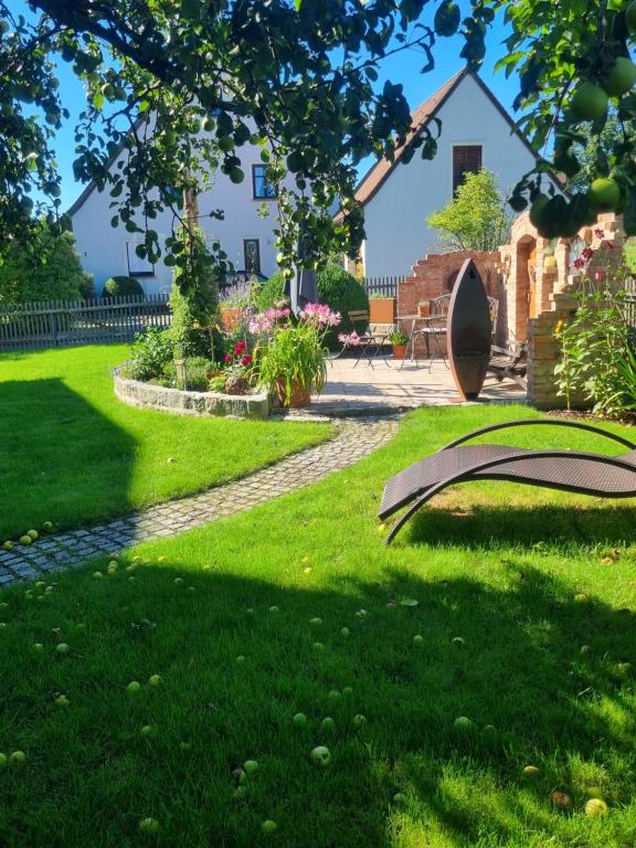 a garden in front of a house at Ferienwohnung Metzner Harnsbach in Burgebrach