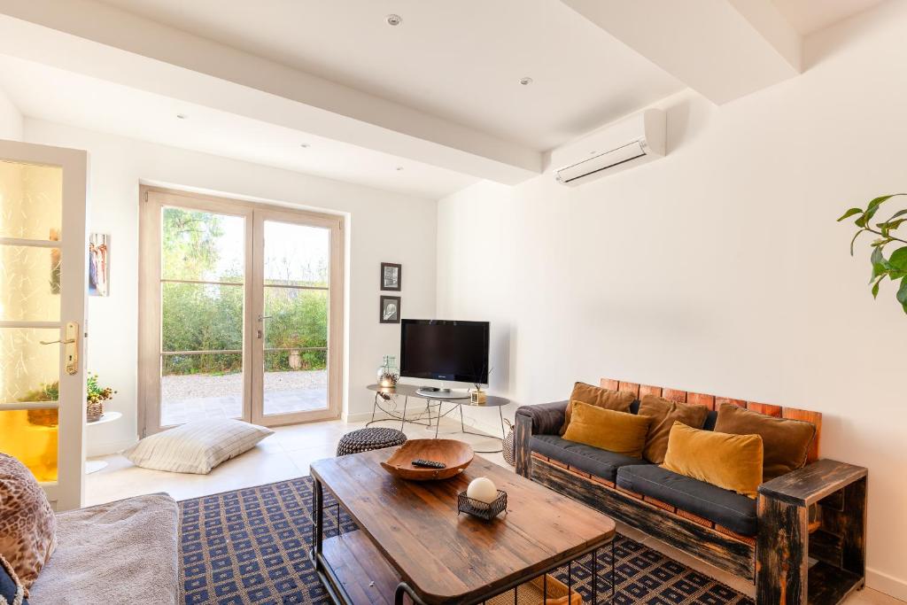 un salon avec un canapé et une table dans l'établissement La Petite Bastide, à Sanary-sur-Mer