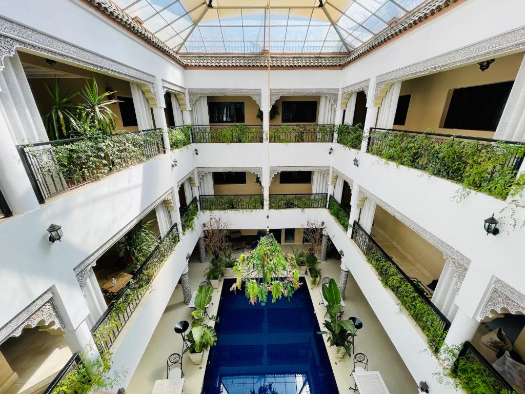 una vista aérea de un edificio con piscina y plantas en Riad Soir De Marrakech, en Marrakech