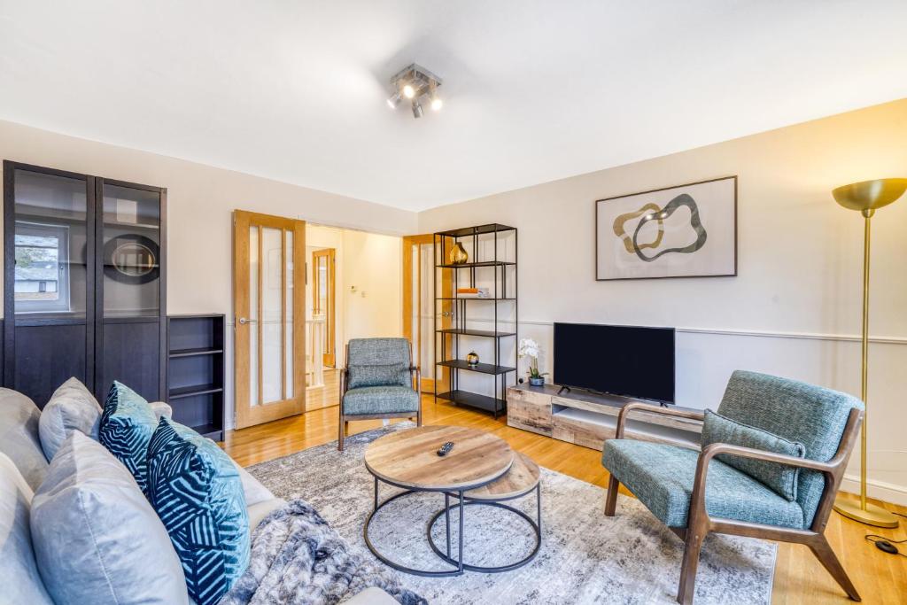 a living room with a couch and a table at Executive 4 Bedroom Town House in Canada Water FREE WIFI & PARKING by City Stay Aparts London in London