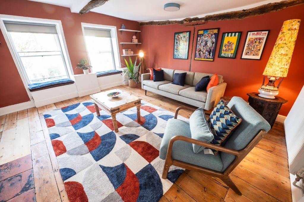 een woonkamer met een bank en een tapijt bij 72 - Quirky One Bed Property in the Norwich Lanes in Norwich