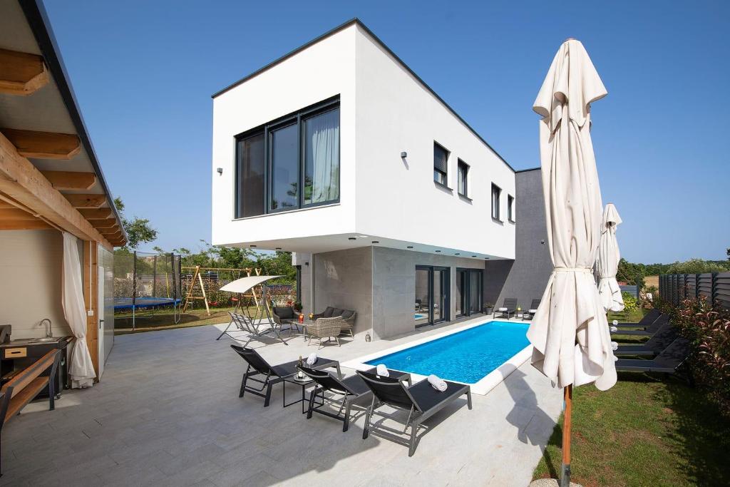 Villa Tiki in Medulin for 16 person with heated pool & sauna only 1 km from the beach